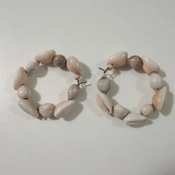 Handmade Elegant Shell Hoop Earrings - Picture 2 of 2